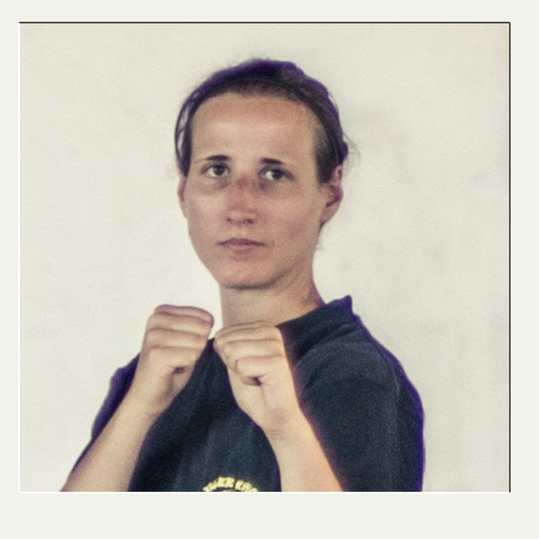 Markantes Portrait einer Kickboxtrainerin
