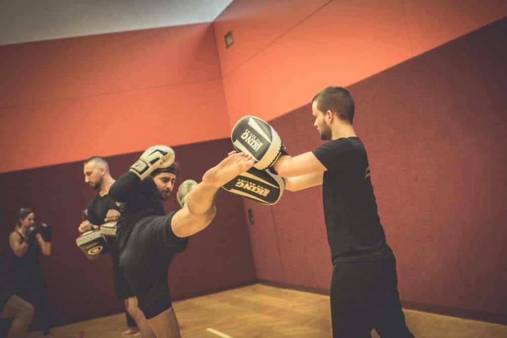Kickboxen Halbkreistritt eines Kickboxers
