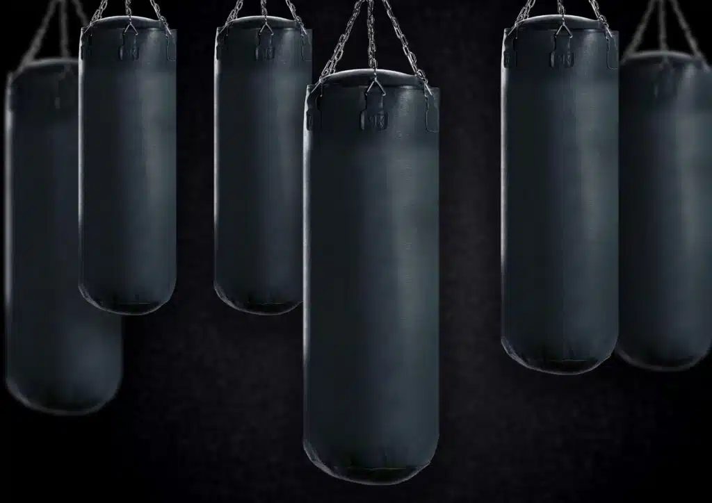 schwarze Boxsäcke mit unterschiedlicher Größe