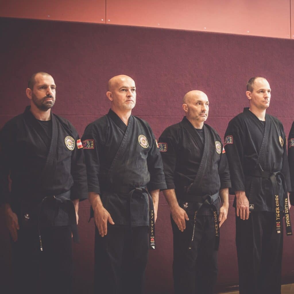 Vier Kobudo Sensei in Musubi Dachi