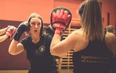 Kickboxen für Frauen: 7 bewährte Tipps für den Einstieg